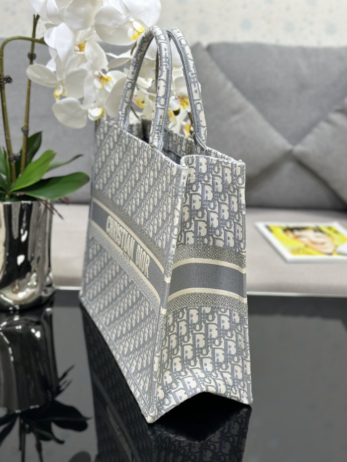 Handbag  Dior M1286 size 42 x 35 x 18.5 cm