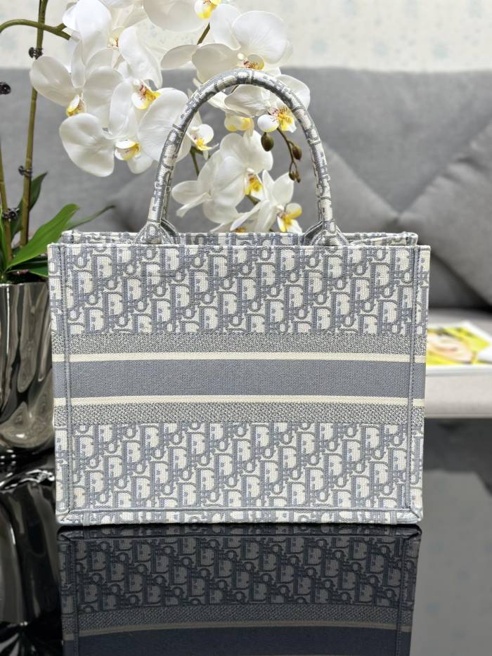 Handbag  Dior M1286  size  36 x 27.5 x 16.5 cm