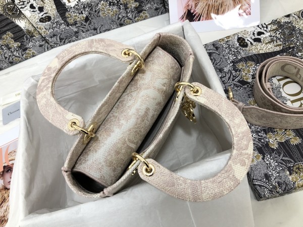 Handbag  Dior  M0565 size 24 x 20 x 11 cm