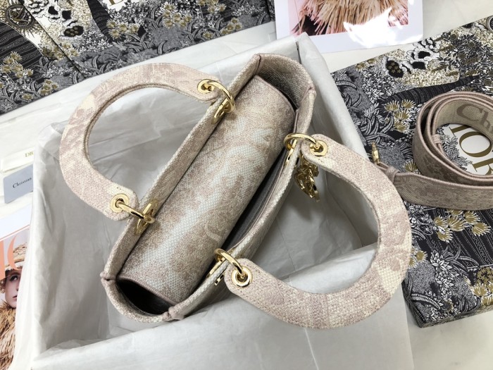 Handbag  Dior  M0565 size 24 x 20 x 11 cm