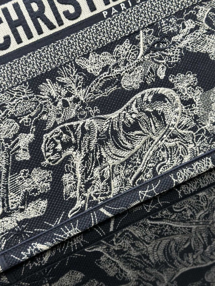 Handbag  Dior M1286 size 42 x 35 x 18.5 cm