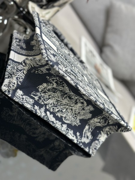 Handbag Dior  M1286 size 26.5 x 21 x 14 cm