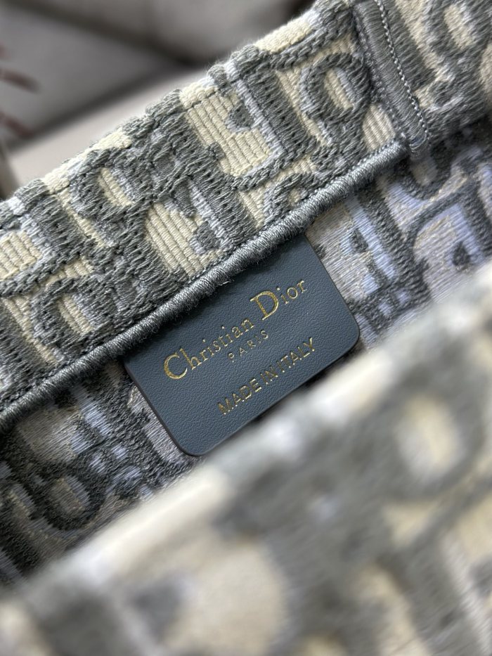 Handbag  Dior M1286 size 26.5 x 21 x 14 cm