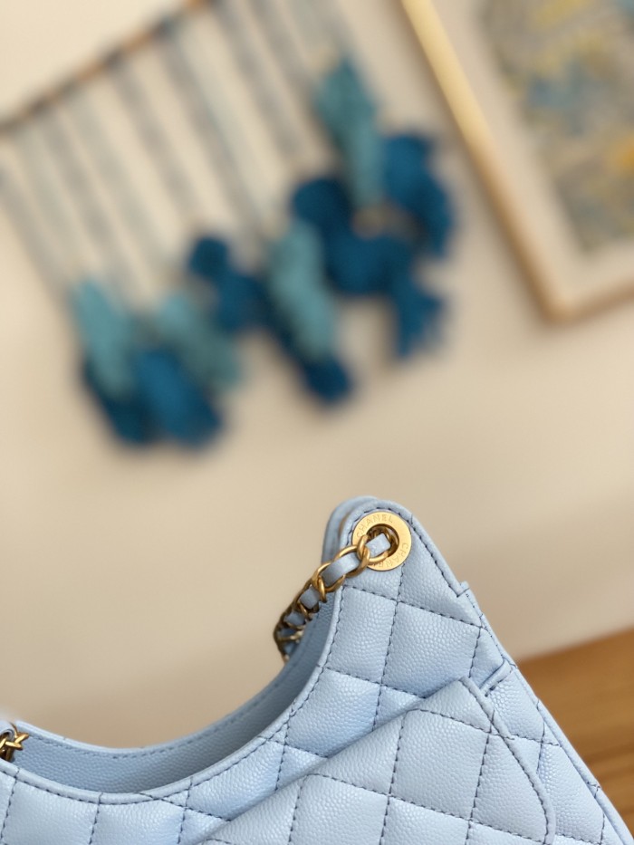 Handbag  Chanel AS3710  size  17×19×6  cm 