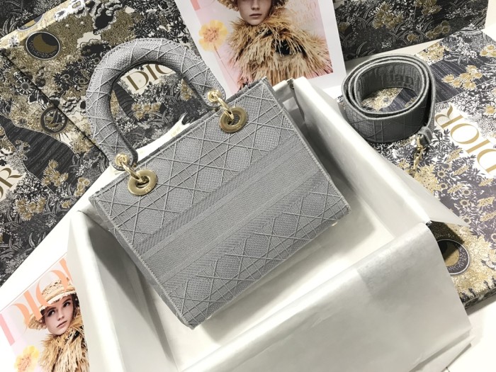 Handbag  Dior M0565 size 24*20*11 cm