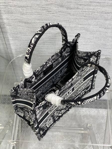  Handbag   Dior   size  26*8*22 cm