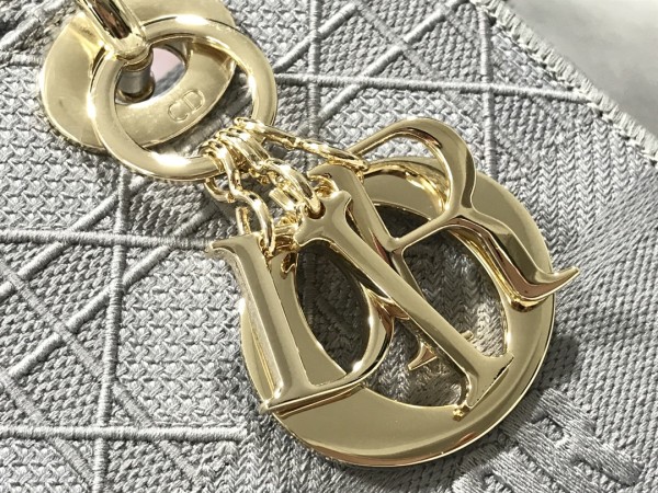 Handbag  Dior M0565 size 24*20*11 cm