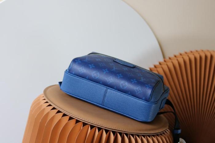 LOUIS VUITTON Outdoor Messenger Navy Blue M30242 size 26*10.5*20 cm
