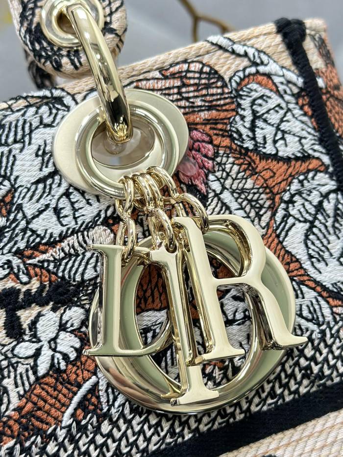  Handbag   Dior M0565  size  24 x 20 x 11   cm