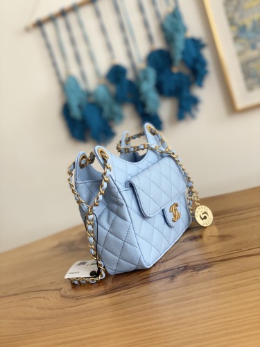 Handbag  Chanel AS3710  size  17×19×6  cm 