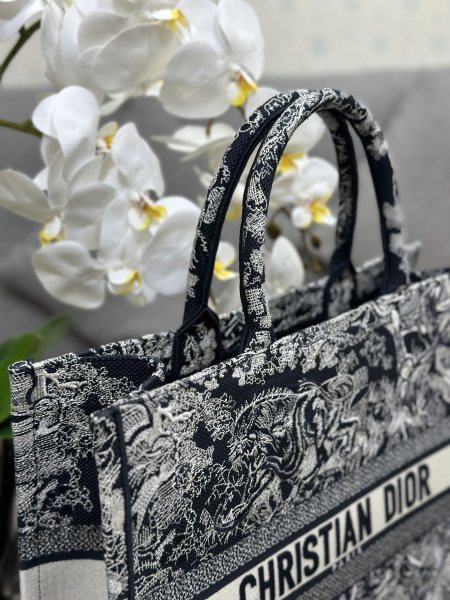 Handbag  Dior M1286 size 42 x 35 x 18.5 cm