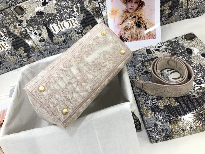 Handbag  Dior  M0565 size 24 x 20 x 11 cm