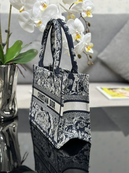 Handbag Dior  M1286 size 26.5 x 21 x 14 cm