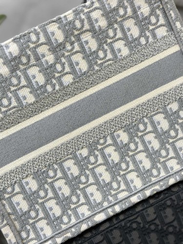 Handbag  Dior M1286 size 26.5 x 21 x 14 cm