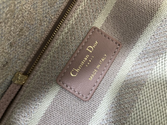 Handbag  Dior  M0565 size 24 x 20 x 11 cm