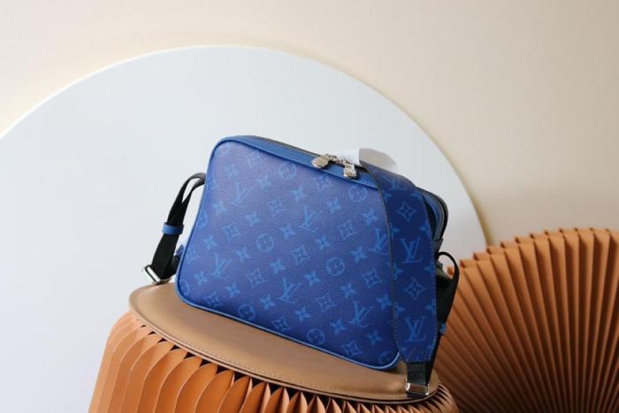 LOUIS VUITTON Outdoor Messenger Navy Blue M30242 size 26*10.5*20 cm