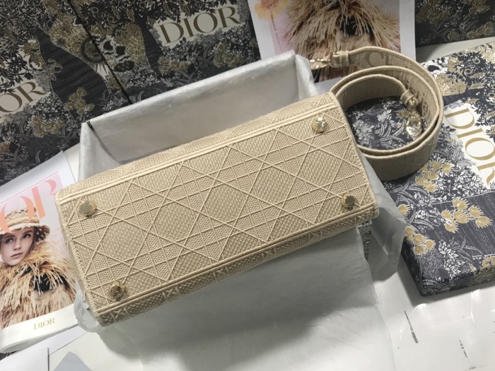 Handbag  Dior M0565 size 24*20*11 cm