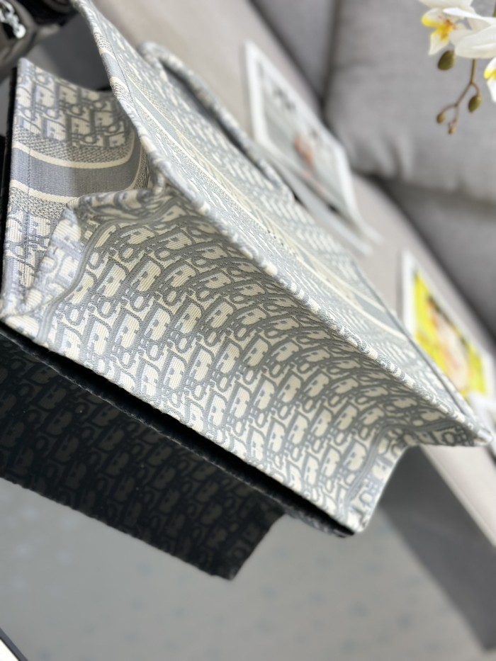 Handbag  Dior M1286  size  36 x 27.5 x 16.5 cm