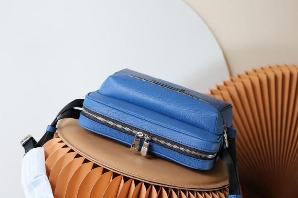 LOUIS VUITTON Outdoor Messenger Navy Blue M30242 size 26*10.5*20 cm