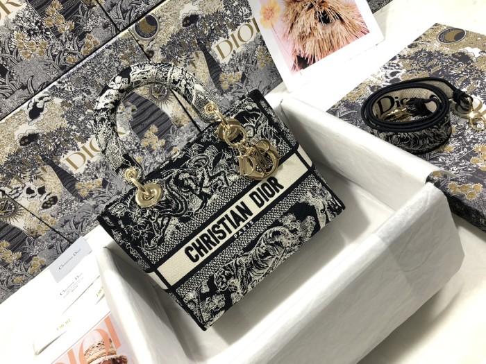 Handbag  Dior M0565 size 24 x 20 x 11 cm