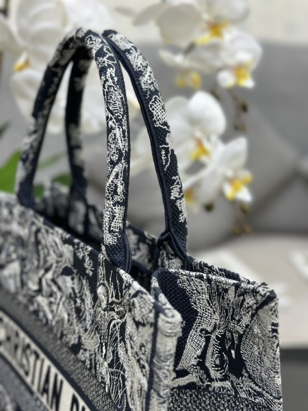 Handbag  Dior  M1286 size 36 x 27.5 x 16.5 cm