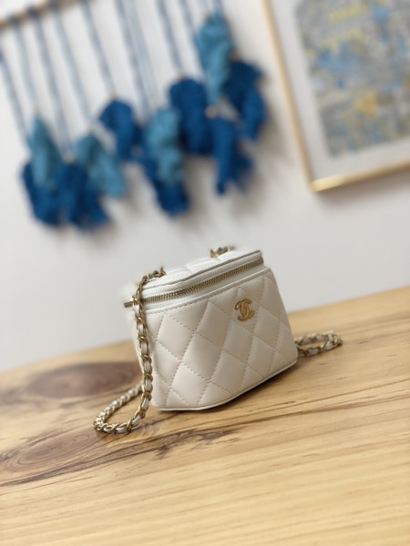  Handbag Chanel 81219 size 10.5 8.5 7 cm