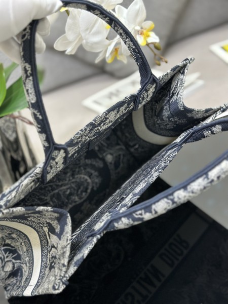 Handbag  Dior  M1286 size 36 x 27.5 x 16.5 cm