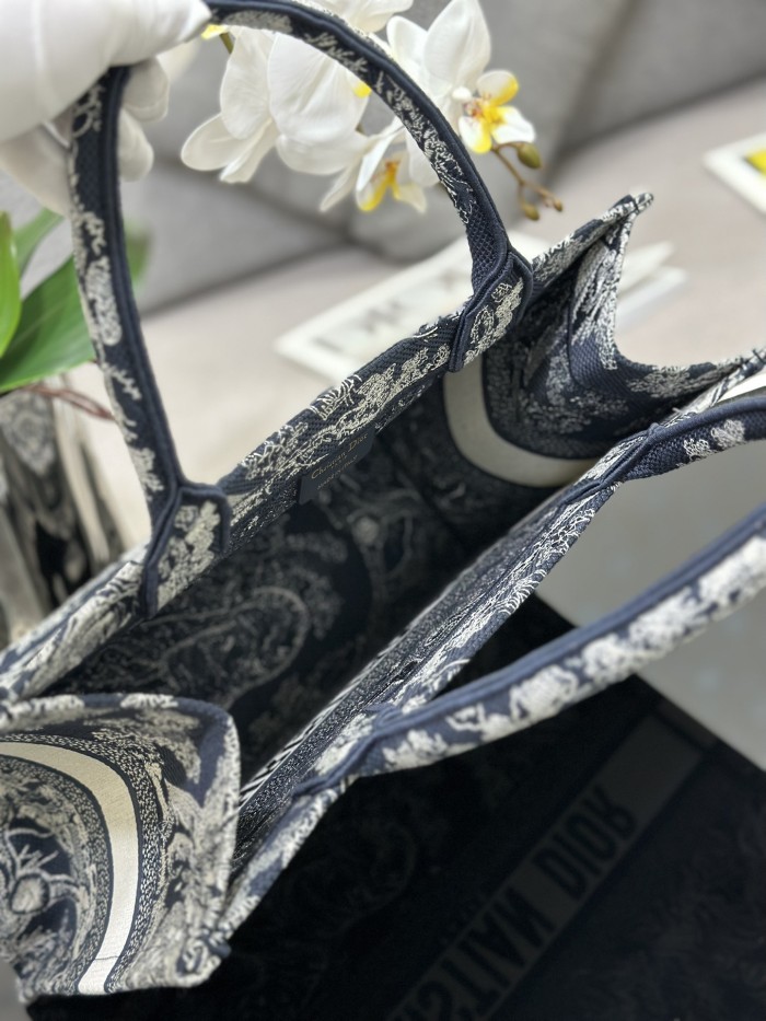 Handbag  Dior  M1286 size 36 x 27.5 x 16.5 cm