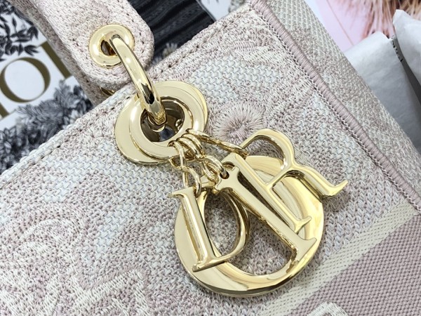 Handbag  Dior  M0565 size 24 x 20 x 11 cm