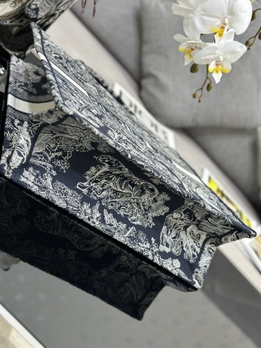 Handbag  Dior M1286 size 42 x 35 x 18.5 cm