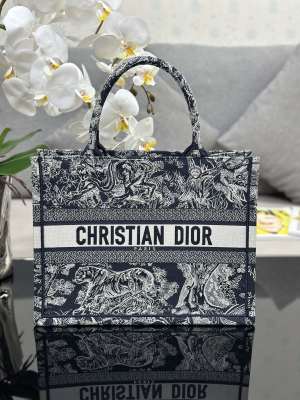 Handbag  Dior  M1286 size 36 x 27.5 x 16.5 cm