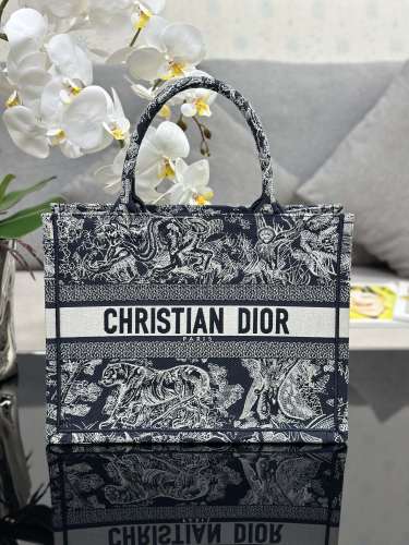 Handbag  Dior  M1286 size 36 x 27.5 x 16.5 cm
