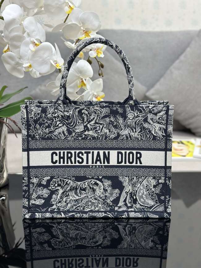 Handbag  Dior  M1286 size 36 x 27.5 x 16.5 cm