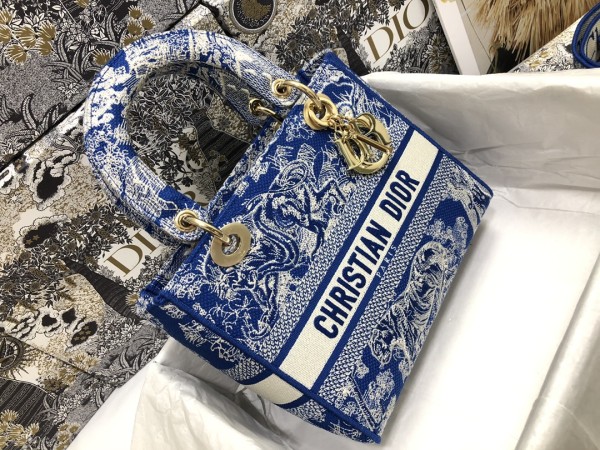 Handbag  Dior M0565 size 24 x 20 x 11 cm