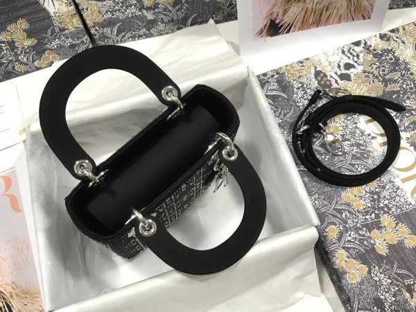 Handbag  Dior  M0505 size 17×15×7 cm