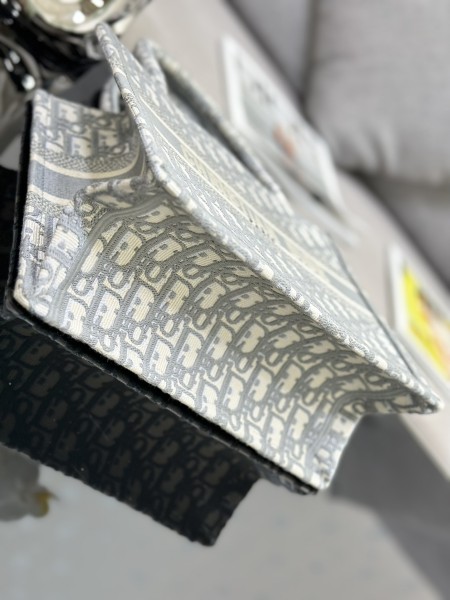 Handbag  Dior M1286 size 26.5 x 21 x 14 cm