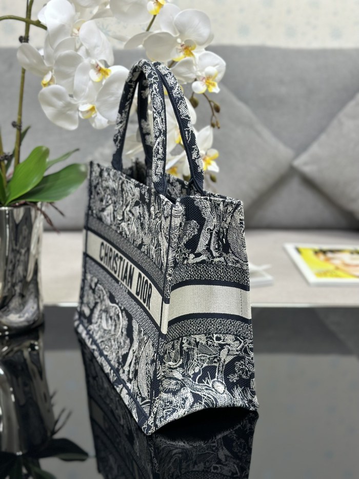 Handbag  Dior  M1286 size 36 x 27.5 x 16.5 cm