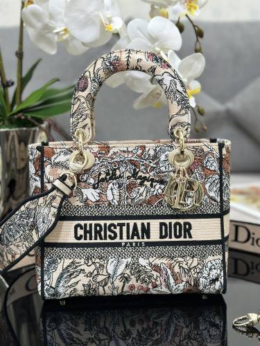  Handbag   Dior M0565  size  24 x 20 x 11   cm