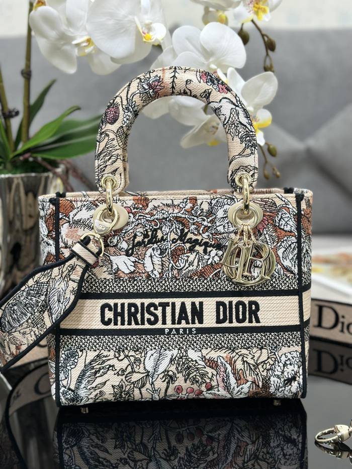  Handbag   Dior M0565  size  24 x 20 x 11   cm