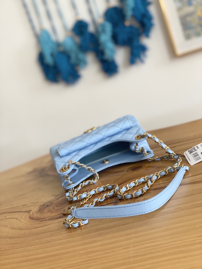 Handbag  Chanel AS3710  size  17×19×6  cm 