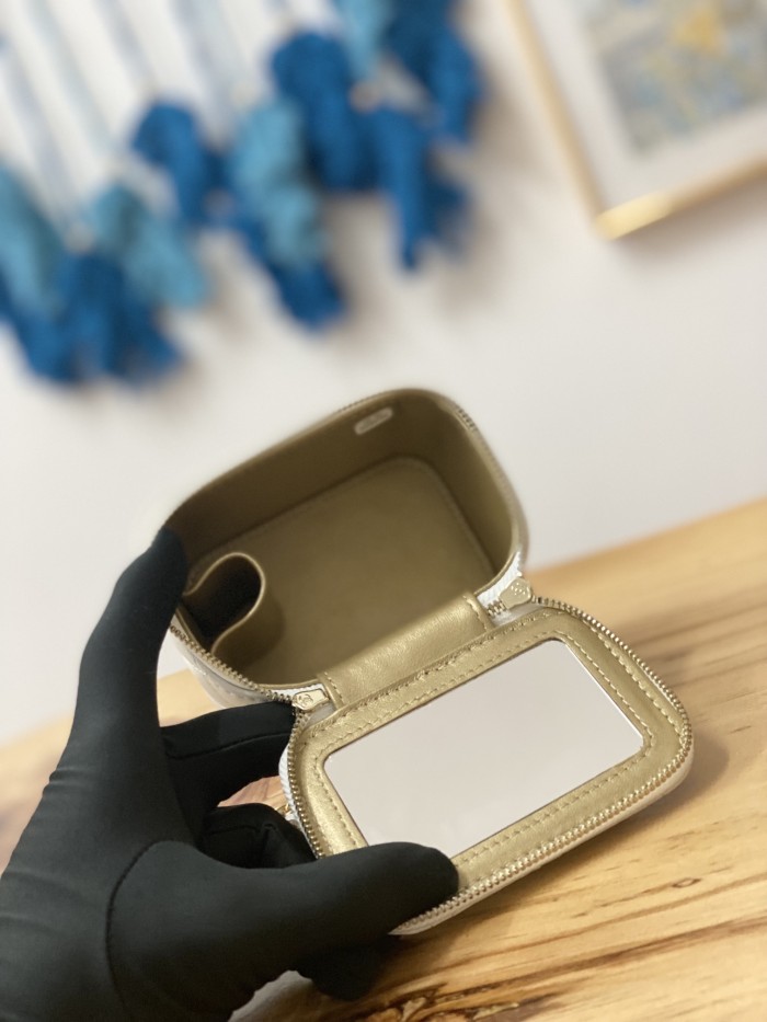  Handbag Chanel 81219 size 10.5 8.5 7 cm