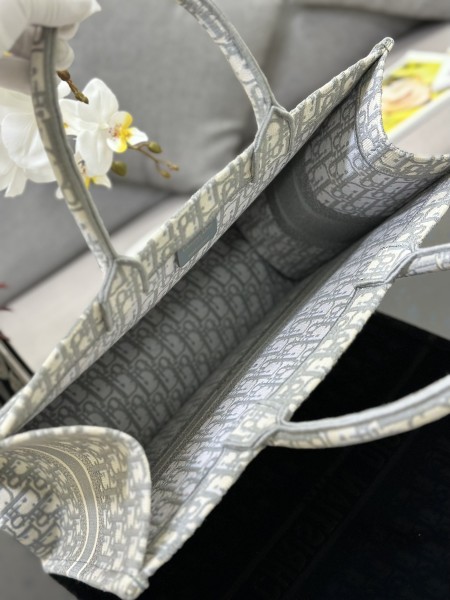 Handbag  Dior M1286 size 42 x 35 x 18.5 cm