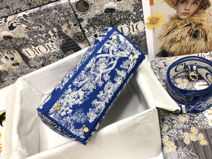 Handbag  Dior M0565 size 24 x 20 x 11 cm