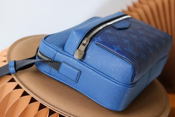 LOUIS VUITTON Outdoor Messenger Navy Blue M30242 size 26*10.5*20 cm