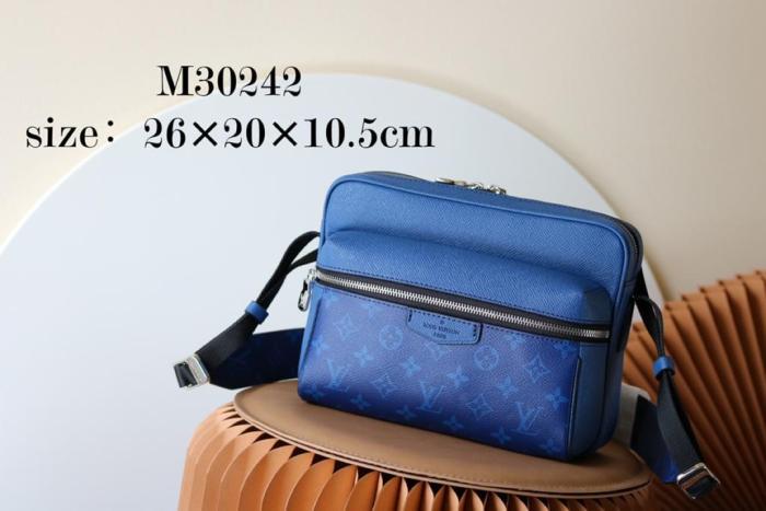 LOUIS VUITTON Outdoor Messenger Navy Blue M30242 size 26*10.5*20 cm
