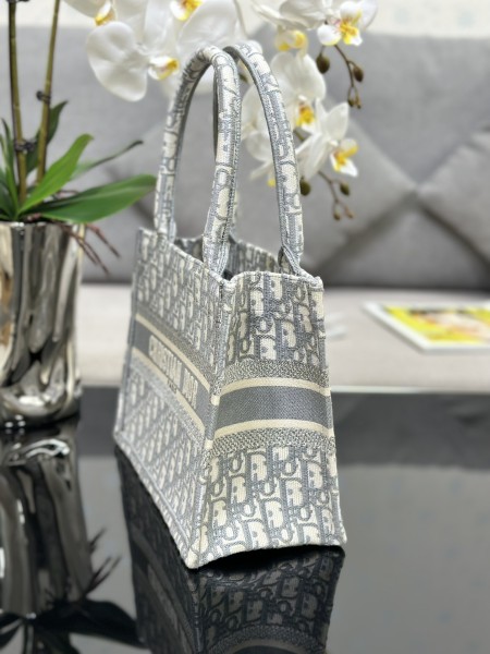 Handbag  Dior M1286 size 26.5 x 21 x 14 cm