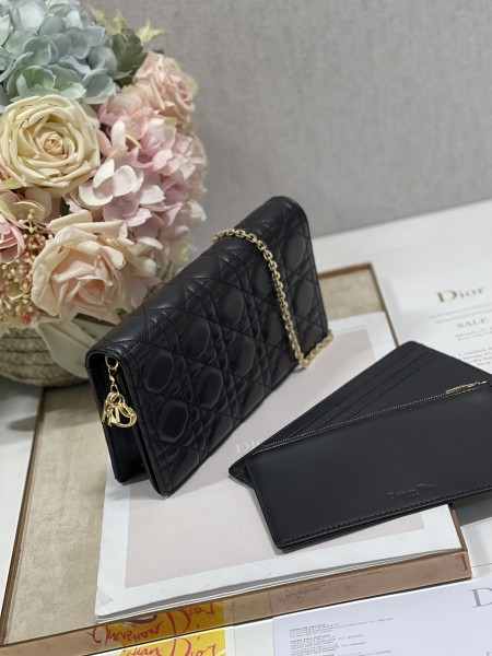 Handbag  Dior  77035 size 21.5 x 11.5 x 3  cm