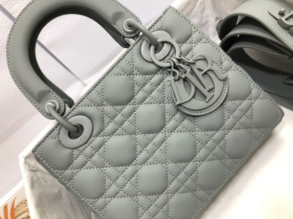 Handbag  Dior  M0538  size 20*16.5*8  cm