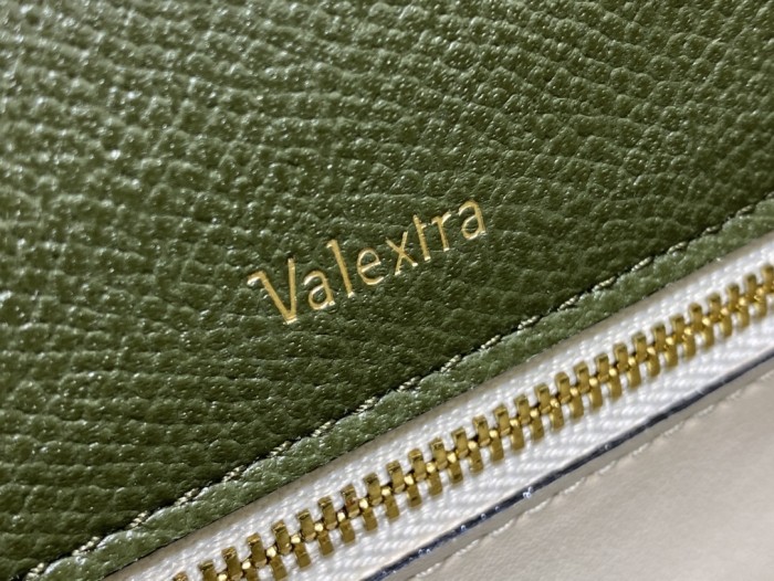 Handbag VALEXTRA size 𝟐𝟔*𝟐𝟎*𝟏𝟐 𝐂𝐦