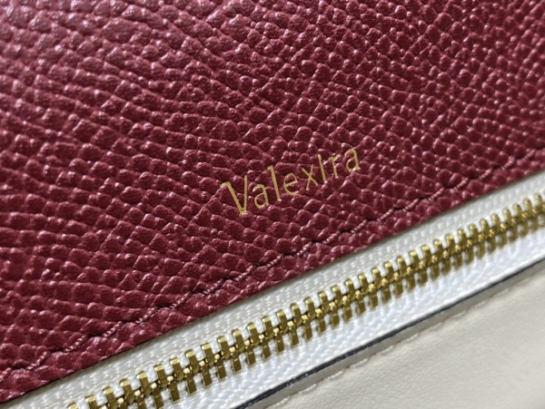 Handbag VALEXTRA size 𝟐𝟔*𝟐𝟎*𝟏𝟐 𝐂𝐦